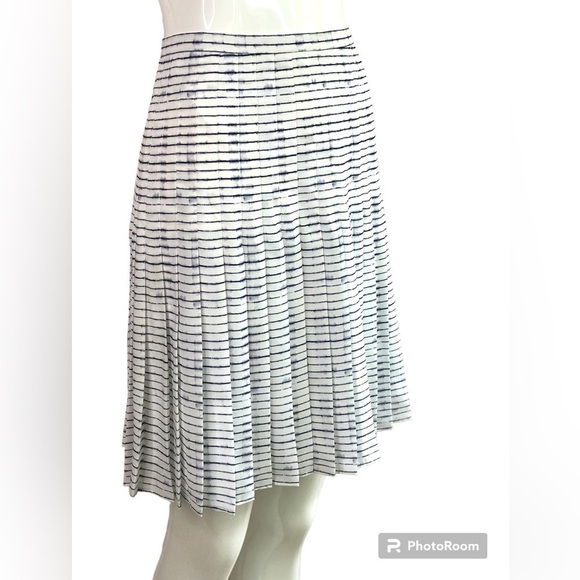 VINCE Dresses & Skirts - VINCE blurred lines pleated Navy on White Skirt Size 2